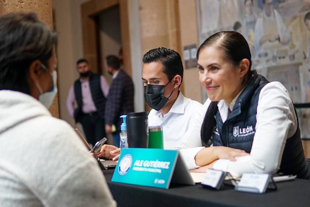 AleGutierrez_mx's tweet photo. Un gobierno cercano es el que te da la mano🤝; por eso, nos da mucha alegría ser parte del #MiércolesCiudadano💬 y ayudar a que más personas puedan #VivirTranquilo #VivirSano y #VivirMejor. https://t.co/MoievRAmj1