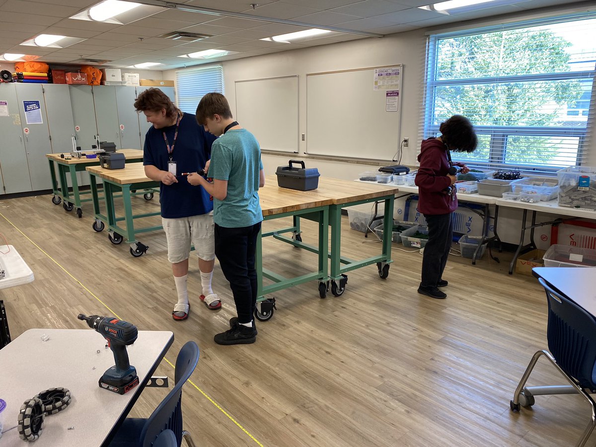 EnergyIslander's tweet image. Foundations of Alt. Energy students are working on the armatures for their electric motors. This tedious process will yield fun results. @GIPublicSchools @GISH_Islanders @GISH_AoET