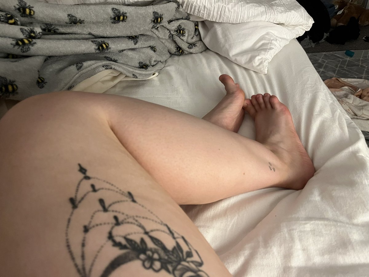 Psweetie69's tweet photo. Who doesn’t want their face in-between these thick thighs 😋 #thickthighs #curvymodels #curvyteen #horny #porn https://t.co/LxcgkJMY0U