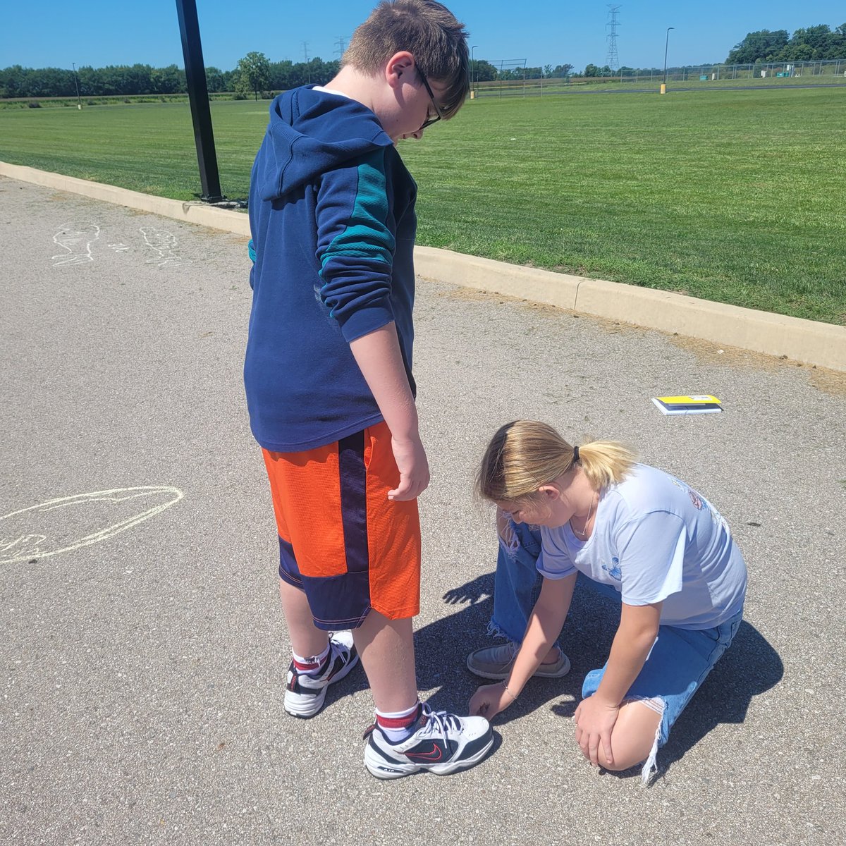 MrsSalleeJBS's tweet photo. #ShadowScience today with @jmorley23 thank goodness for #Sunshine and #CuriousMinds https://t.co/NCs3MlG9Bo