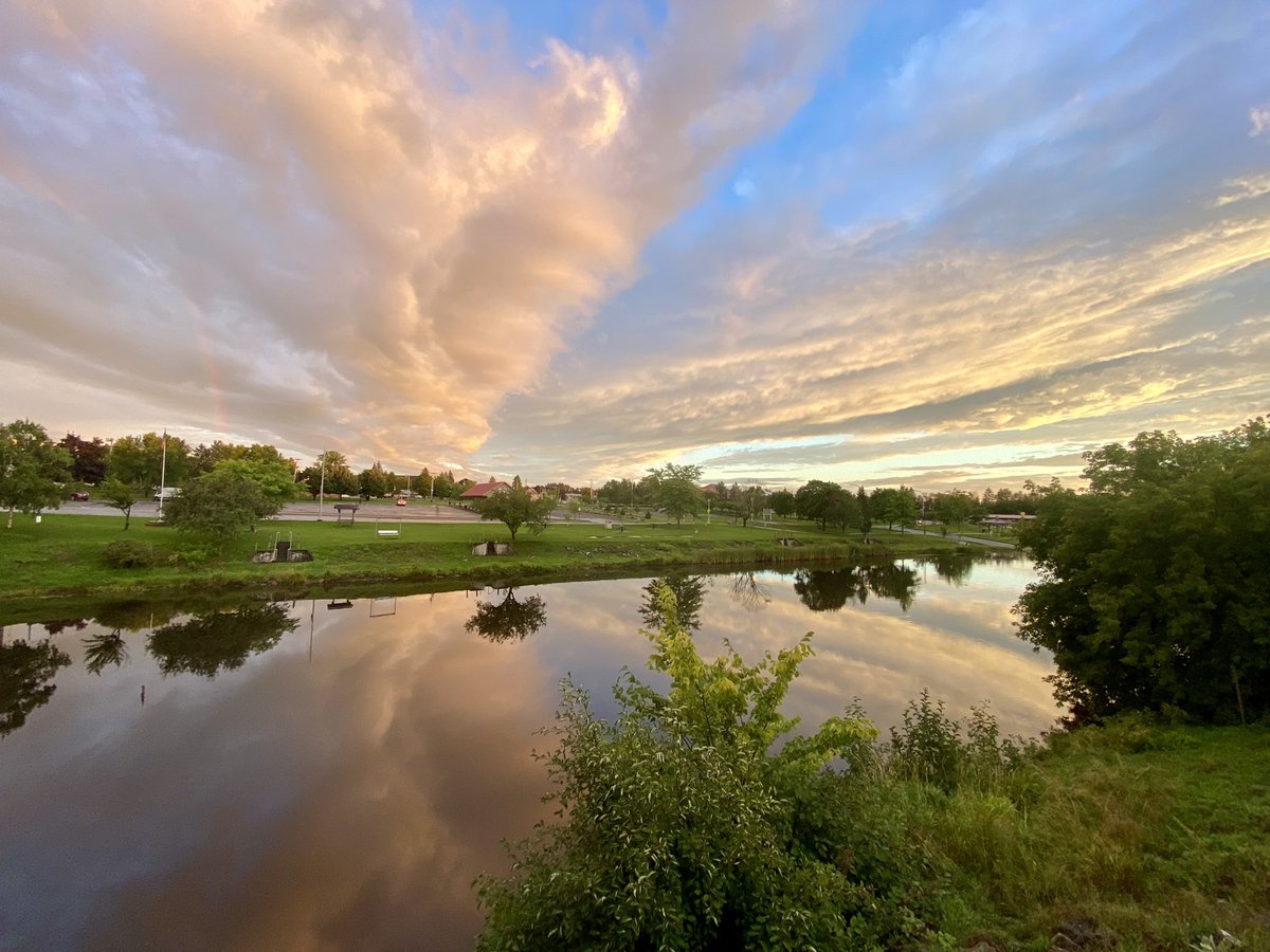 tfoisy's tweet photo. Beautiful sunset in Presque Isle after a rainy day. #mewx https://t.co/64e1RggfO1