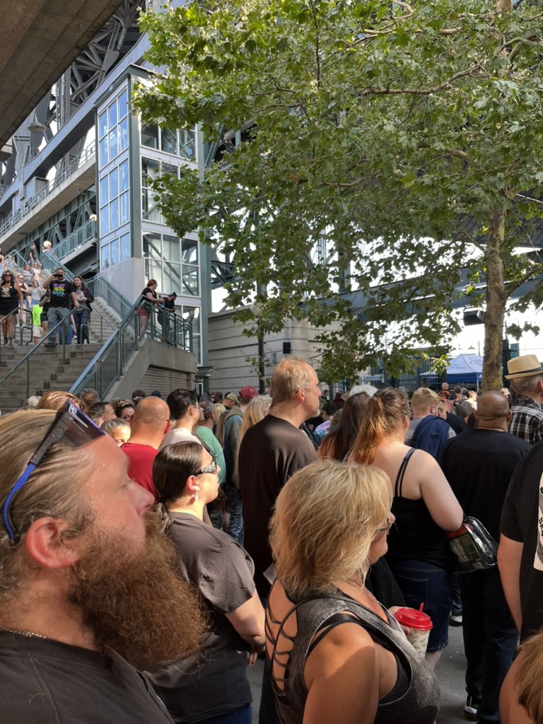 Midoriballer's tweet photo. @TMobilePark the lines for this concert tonight are ridiculous! If you can’t get fans in the hour prior to the show; open earlier.  Lines go past the Pro Shop on Occidental. #Gates #DefLeppard #CustomerService https://t.co/wtEc3oqTA8