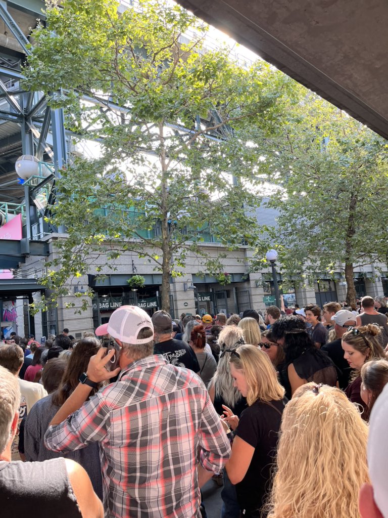Midoriballer's tweet photo. @TMobilePark the lines for this concert tonight are ridiculous! If you can’t get fans in the hour prior to the show; open earlier.  Lines go past the Pro Shop on Occidental. #Gates #DefLeppard #CustomerService https://t.co/wtEc3oqTA8