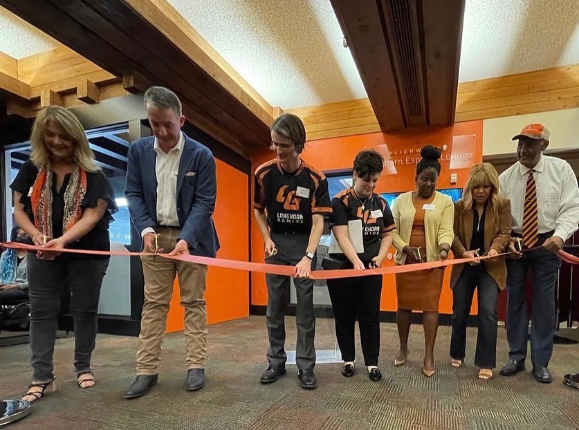 SonciaRLilly's tweet photo. Exciting day checking out the new @Alienware Longhorn Esports Lounge! Game on, Longhorns! 🎮 https://t.co/8ZuIWvhfMq