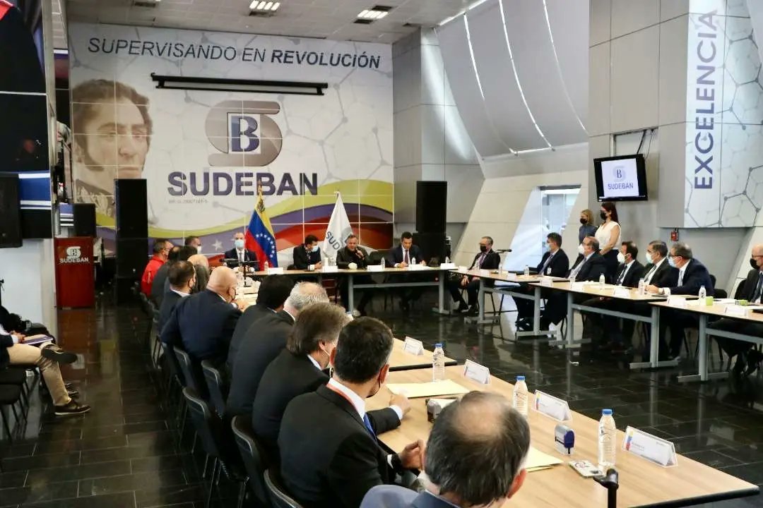 Cumpliendo instrucciones del Pdte. <a href="/NicolasMaduro/">Nicolás Maduro</a> suscribimos el quinto contrato bancario de prestación de servicios de recepción de fondos nacionales con la banca pública y privada, con lo que optimizaremos la recaudación y evitaremos la elusión y evasión fiscal.
<a href="/jdavidcabello/">José David Cabello R</a>
