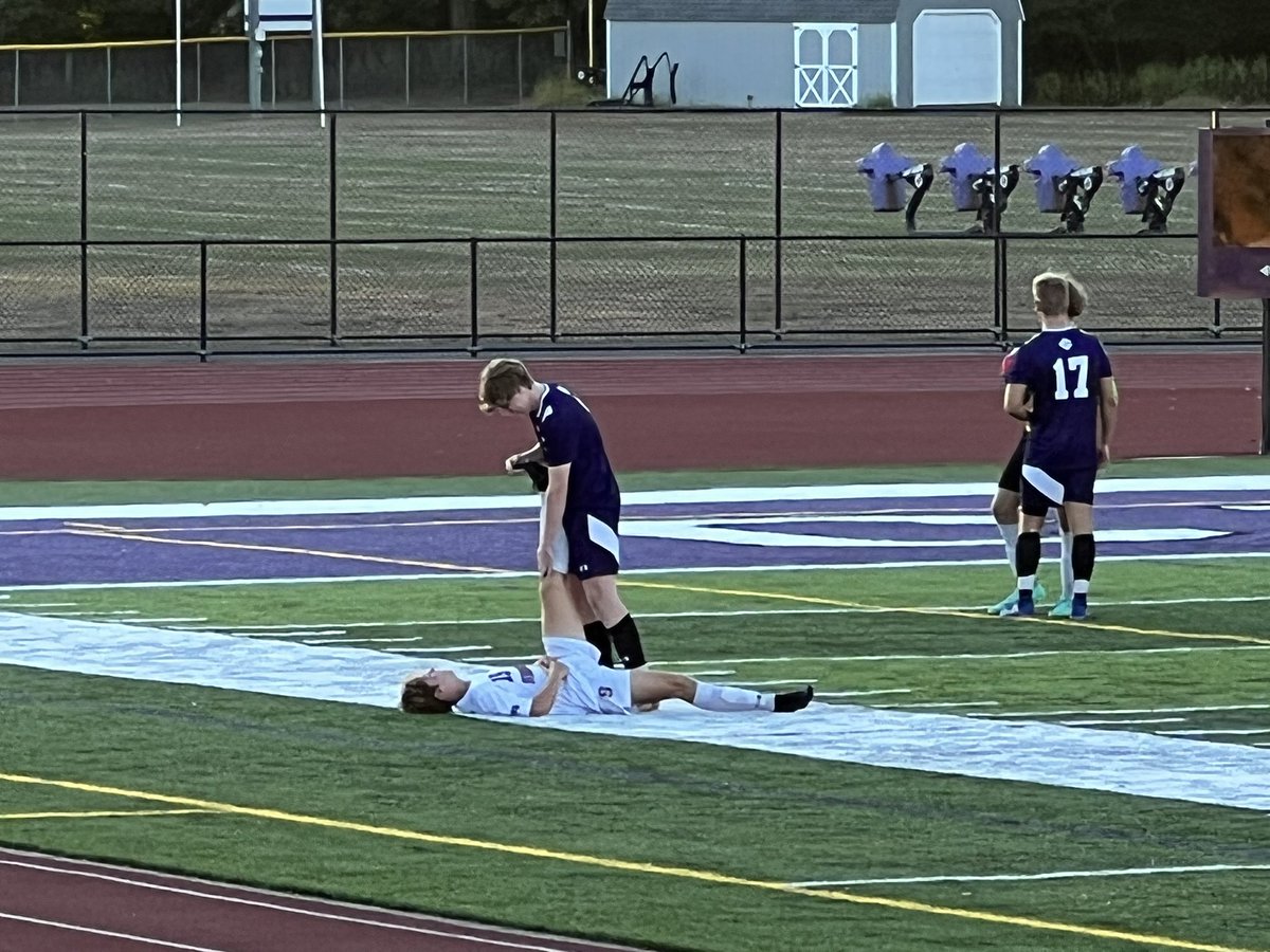 ESASDSOUTHATH's tweet image. What a great act of sportsmanship by Noah Bowers.  #CavCore