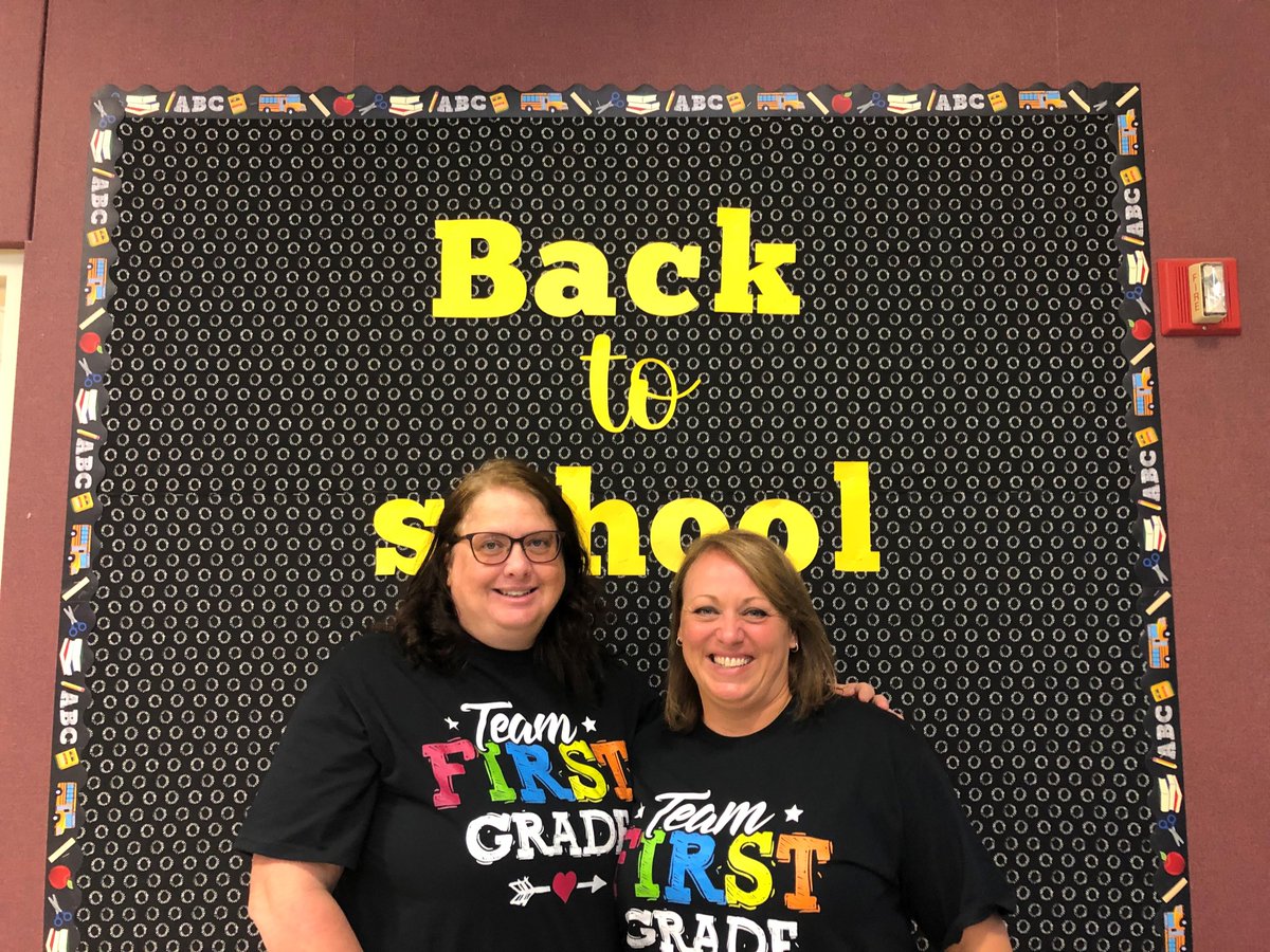 PullmanSD's tweet photo. Team First Grade geared up for school this morning by taking pictures in front of their fabulous bulletin board. Pictured here is Haylee Fishback, P.E. Teacher, April Walters & Marci Sontgerath, first grade teachers! #PROUD2bePSD #PSDback2school https://t.co/K7pCVvYkzR