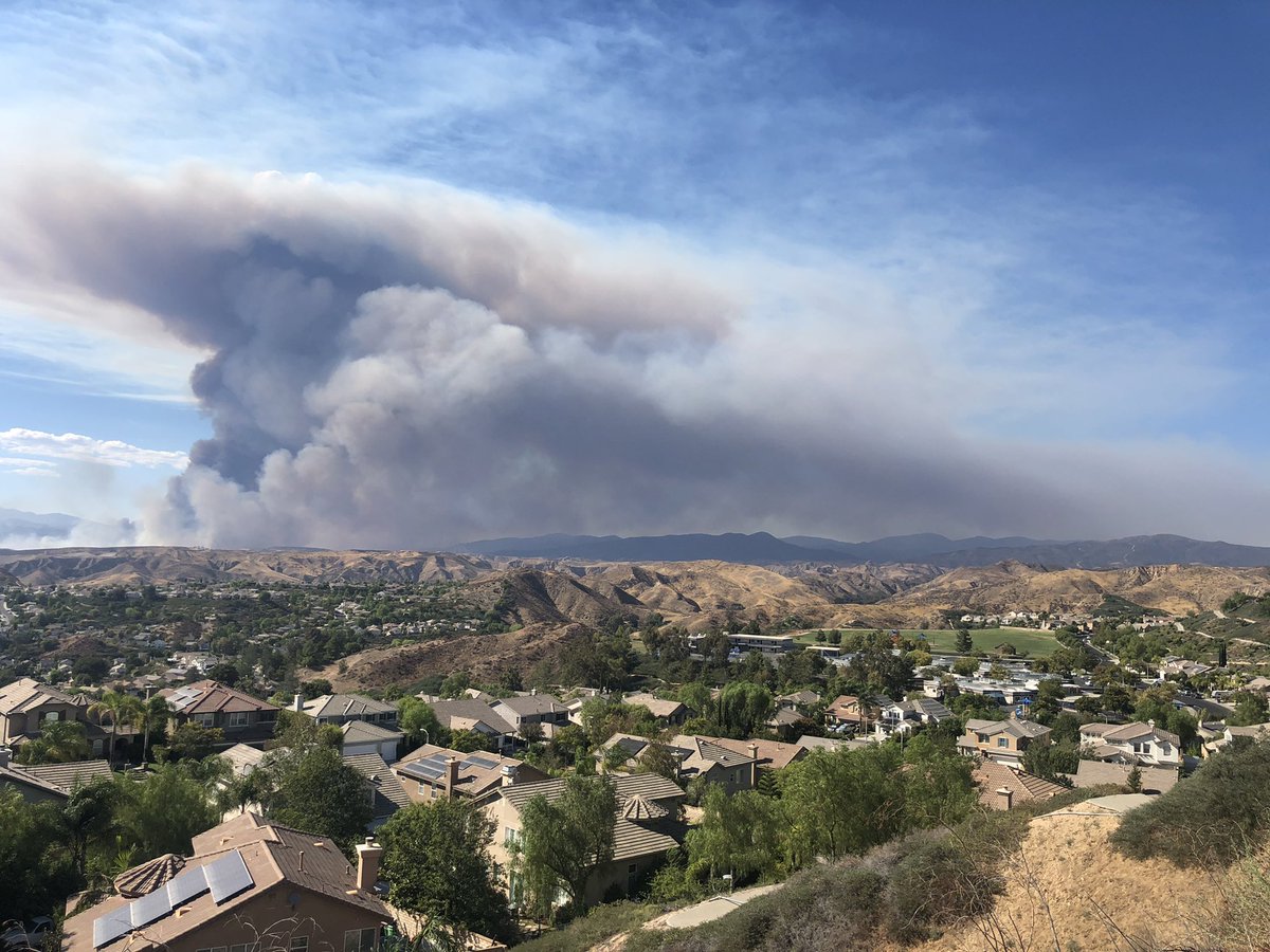 c23jason's tweet photo. Views of #RouteIC Fire looking NNW from #Saugus area. #Mountainview Elementary foreground right. #RouteFire https://t.co/dMhDFhxfZu