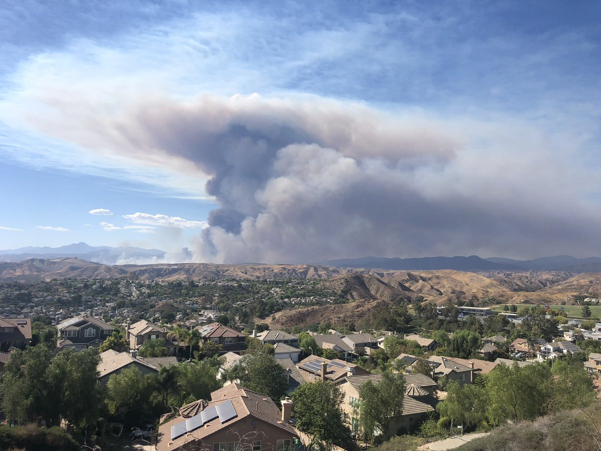 c23jason's tweet photo. Views of #RouteIC Fire looking NNW from #Saugus area. #Mountainview Elementary foreground right. #RouteFire https://t.co/dMhDFhxfZu