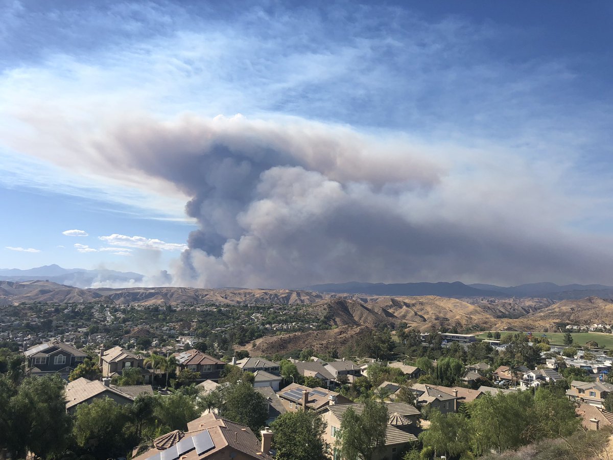 c23jason's tweet photo. Views of #RouteIC Fire looking NNW from #Saugus area. #Mountainview Elementary foreground right. #RouteFire https://t.co/dMhDFhxfZu