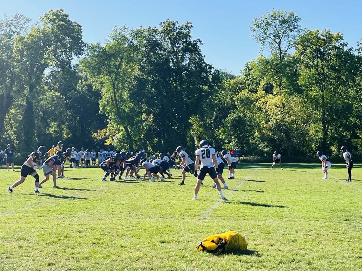 CarletonDOS's tweet photo. These guys look really good in practice.  Happy to support ⁦@CarletonFB⁩ while they #keepstackin.  With 81 on the team, I don’t think I’ll get any PT. 😂😩. Let’s go ⁦@CarletonKnights⁩. ⁦@CarletonCollege⁩ https://t.co/tCjoEkQpYi