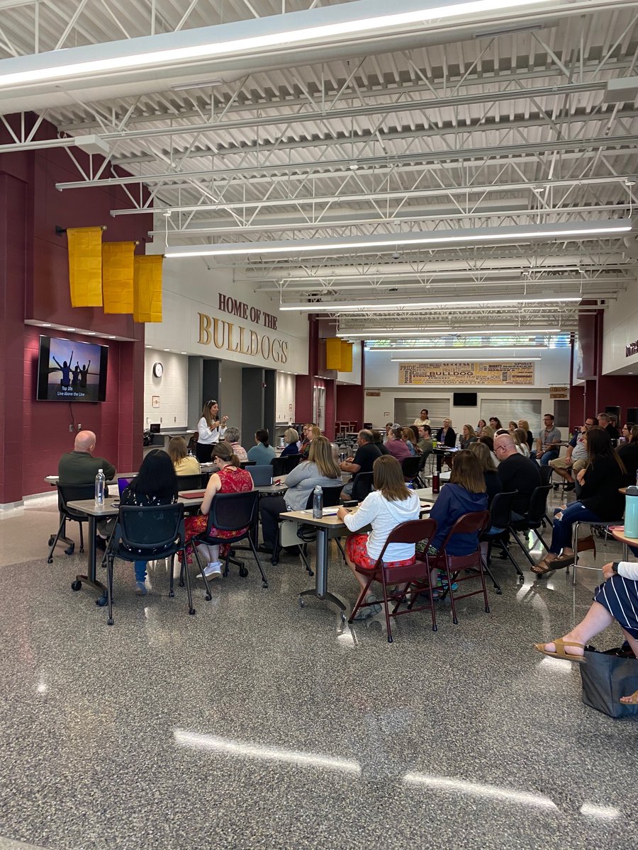 LPBulldogs424's tweet photo. Our staff spent an amazing morning of learning with author and Top 20 Trainer Willow Sweeney. Willow's positive energy was invigorating and her messages were empowering. It was a fabulous kick-off to what is going to be a fabulous year! https://t.co/juQ4kYByva