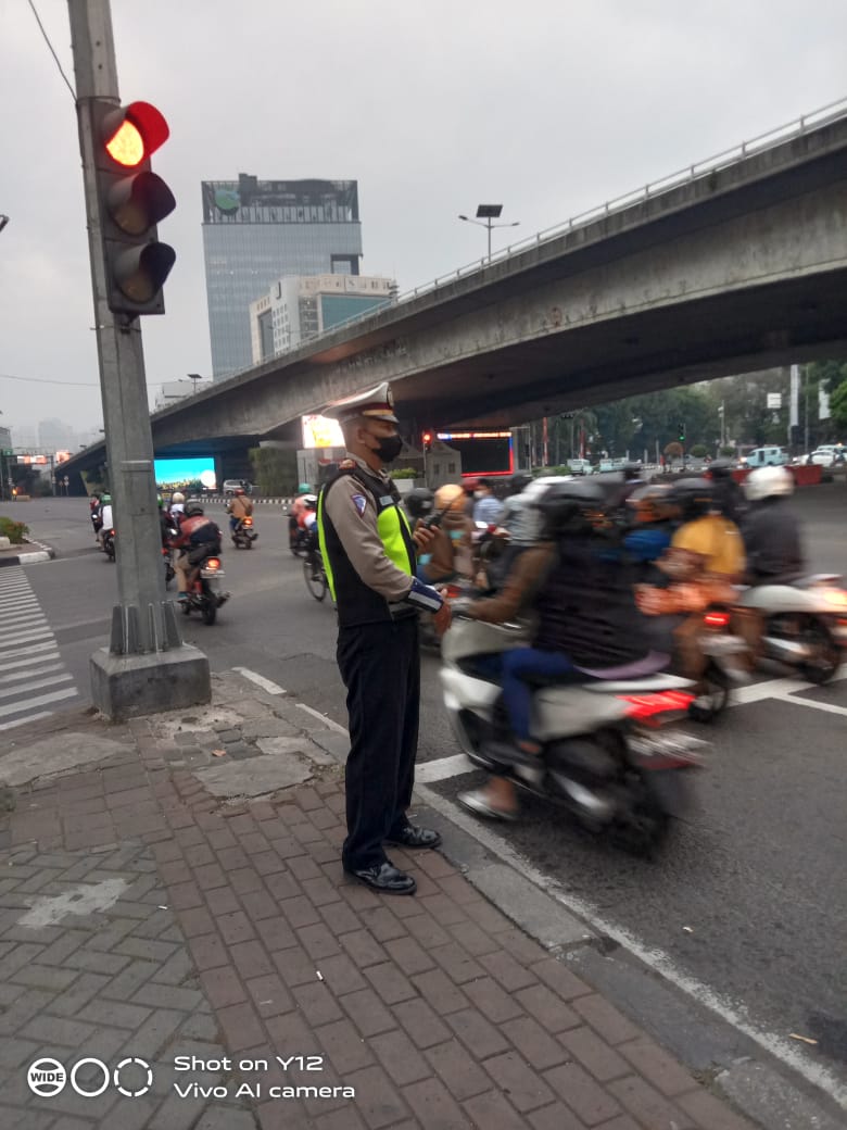 TMCPoldaMetro's tweet photo. 06.20 Situasi arus lalu lintas di Traffic Light Slipi Jakbar menuju arah Tomang terpantau ramai lancar. https://t.co/bELddDYTIp