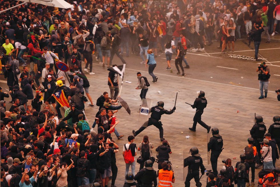 JoanLlacuna's tweet photo. Hola, l'Oriol Calvo ha estat condemnat a més de quatre anys de presó. 
És la condemna més alta, que s'hagi sabut, per les manifestacions contra la sentència del Procés a Catalunya. https://t.co/Vv2xcNqLzl