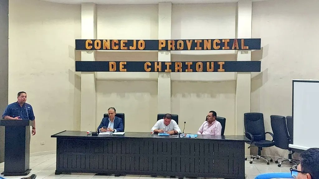 aeronavalpanama's tweet photo. #Chiriquí | Comisionado Armando King Jefe de la 1ra. Región #Aeronaval, participó de Reunión de Concejo Provincial donde se abordaron temas de seguridad, salud e infraestructuras públicas. 
#PanamáEsUnGranPaís
@gobdechiriqui https://t.co/N8m2rH5KYk