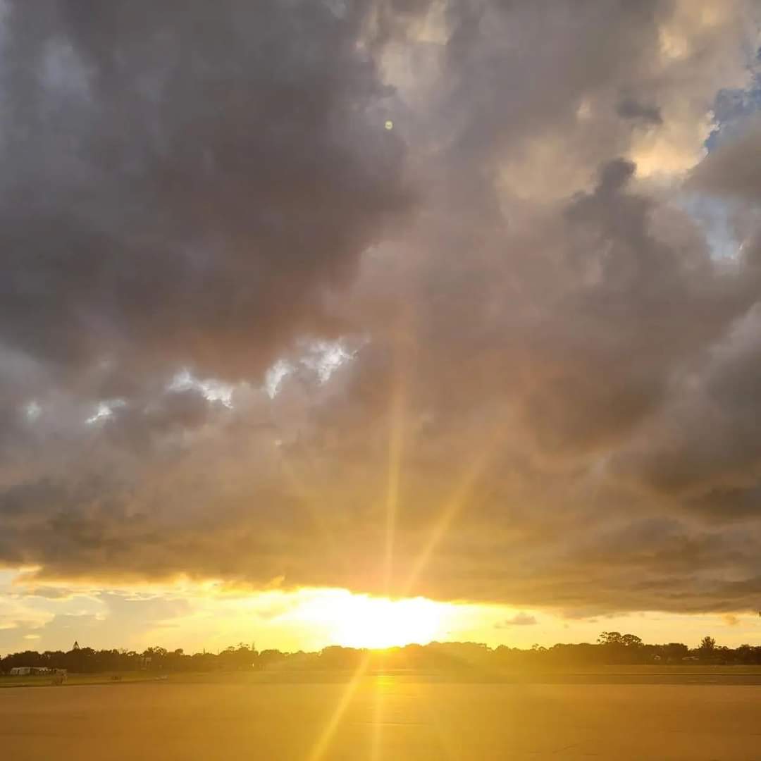 april_aka_AP's tweet photo. Sunset. 8.27.2022 #itsthelittlethings #Sarasota โ๏ธ๐
#skyscape ๐โ
#cloudscape ๐ฅ๐ซ #latergrams ๐ธ #II https://t.co/FcMuCh4OOB