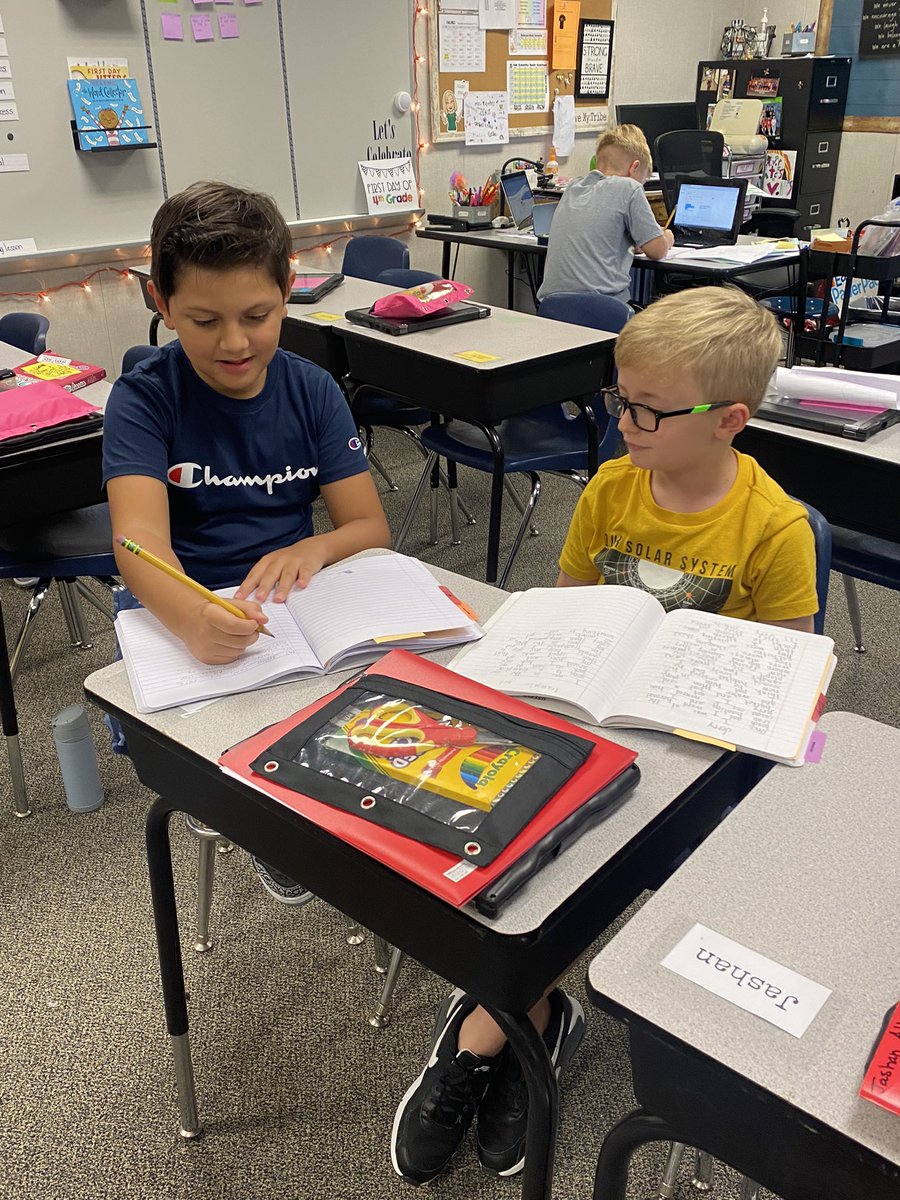 YeatesHeather's tweet photo. These amazing writers  worked hard collaborating as they drafted their Personal Narratives from their writing organizers #room114 #WritingCommunity #writingworkshop #writers #robrangers https://t.co/9hHi2ok1cZ