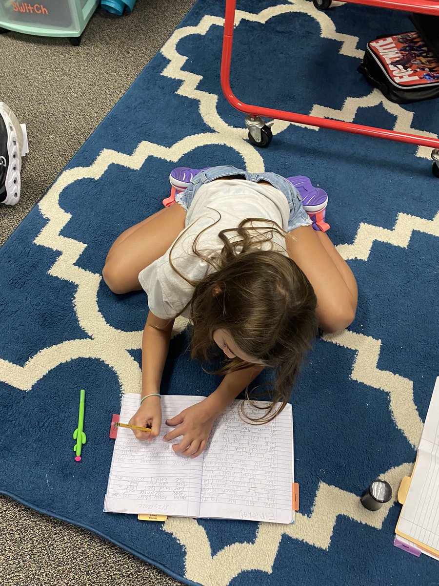 YeatesHeather's tweet photo. These amazing writers  worked hard collaborating as they drafted their Personal Narratives from their writing organizers #room114 #WritingCommunity #writingworkshop #writers #robrangers https://t.co/9hHi2ok1cZ