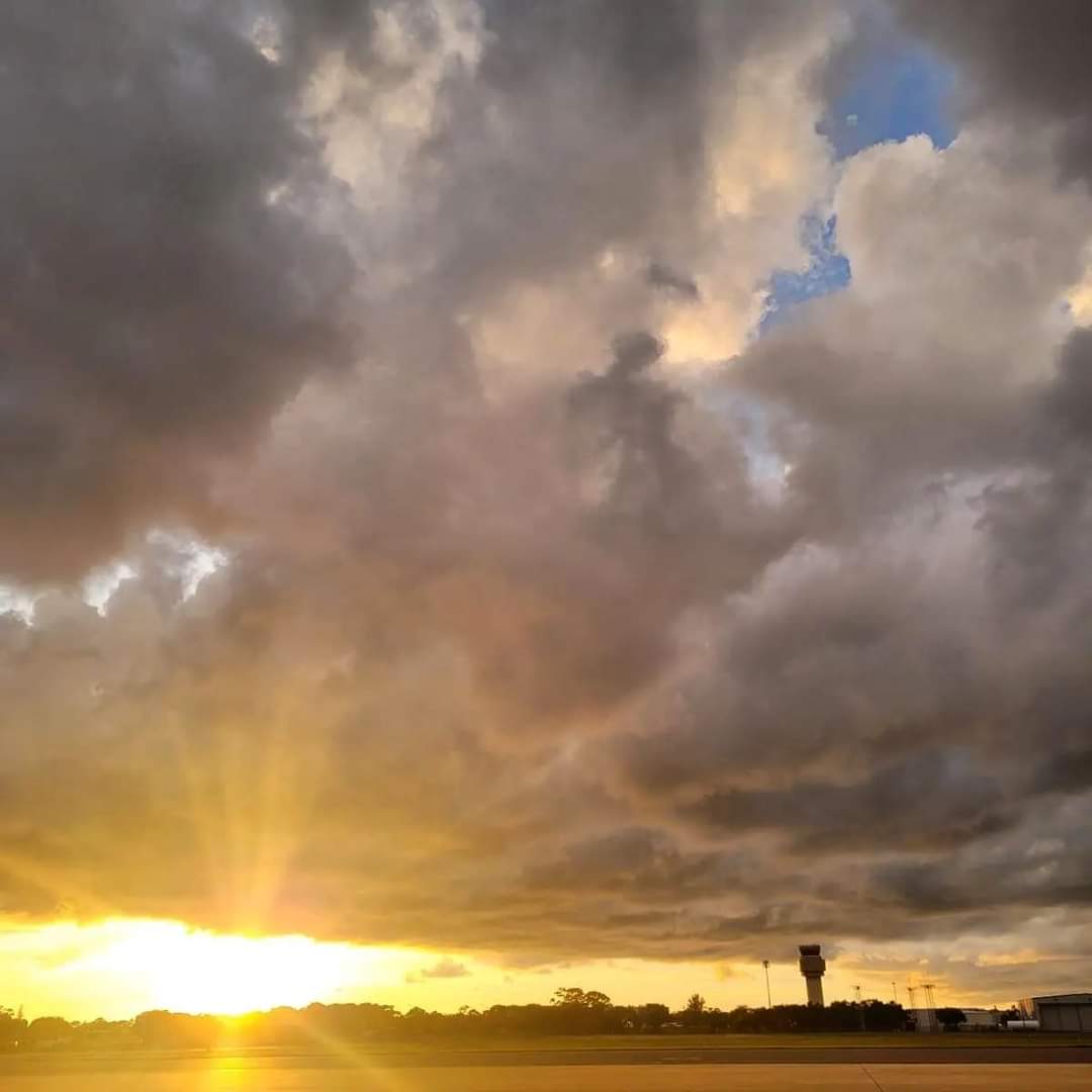april_aka_AP's tweet photo. Sunset. 8.27.2022 #itsthelittlethings #Sarasota โ๏ธ๐
#skyscape ๐โ
#cloudscape ๐ฅ๐ซ #latergrams ๐ธ #I https://t.co/UdyIsMgFEw