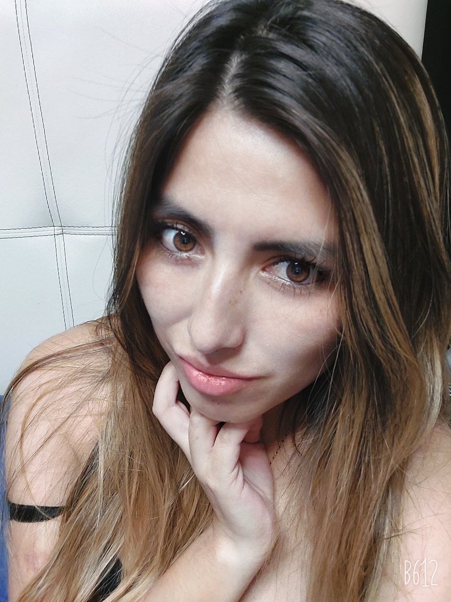Krn1705's tweet photo. #MiercolesDeEllas https://t.co/RacqM0vj6e