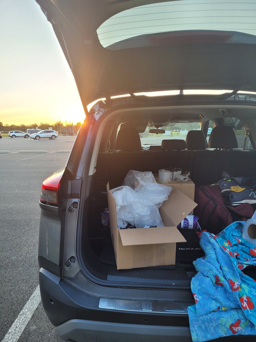 cefkorg's tweet image. Packing it up at soccer practice.   2 boxes...   4 laptops ready to help some students.   #CEFKorg  #computerequipmentforkids.org