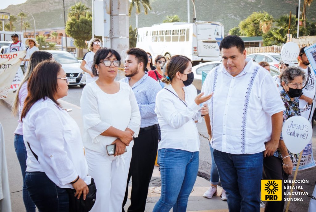 PRDSonora_'s tweet photo. Presentes como ciudadanos, con solidaridad y respeto, la Dirección Estatal Ejecutiva del PRD Sonora acompañó a las ‘Guerreras Buscadoras’ en su manifestación pacífica por la búsqueda de sus familiares en Guaymas, Sonora.
Cuentan con todo nuestro respaldo.
#PRDSonora https://t.co/n4nGTbctnp