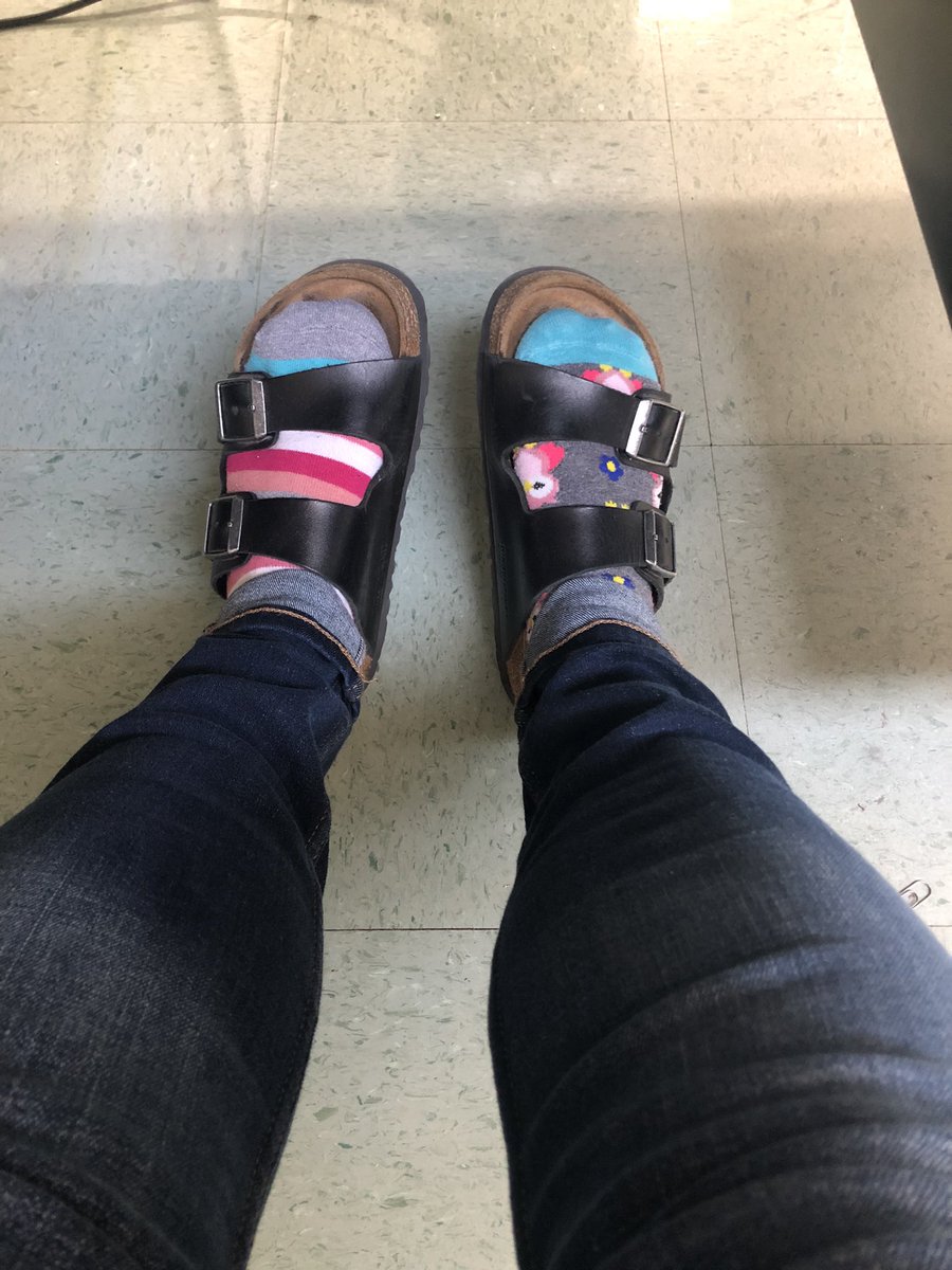 SonnenMartinez's tweet photo. It’s Mismatched Wednesday for #StinsonHowdyWeek!#SkyhawkPride #VHawks https://t.co/KLbw6LMjda