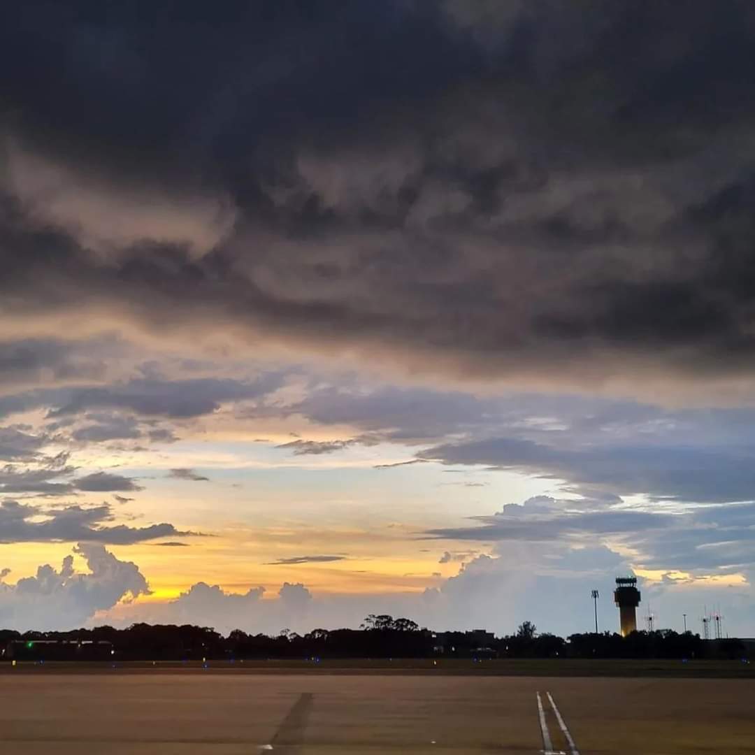 april_aka_AP's tweet photo. Cloudscaping. #latergrams ๐ธ #SRQ โ๏ธ ๐ฅโ๏ธ๐ซ #views 8.24.22 #nightfall #sunset https://t.co/Qg6SHnGKkS