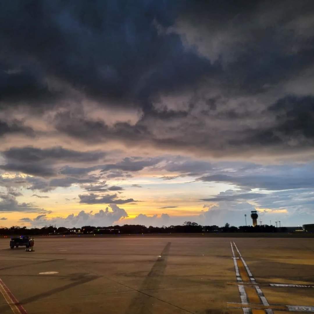 april_aka_AP's tweet photo. Cloudscaping. #latergrams ๐ธ #SRQ โ๏ธ ๐ฅโ๏ธ๐ซ #views 8.24.22 #nightfall #sunset https://t.co/Qg6SHnGKkS