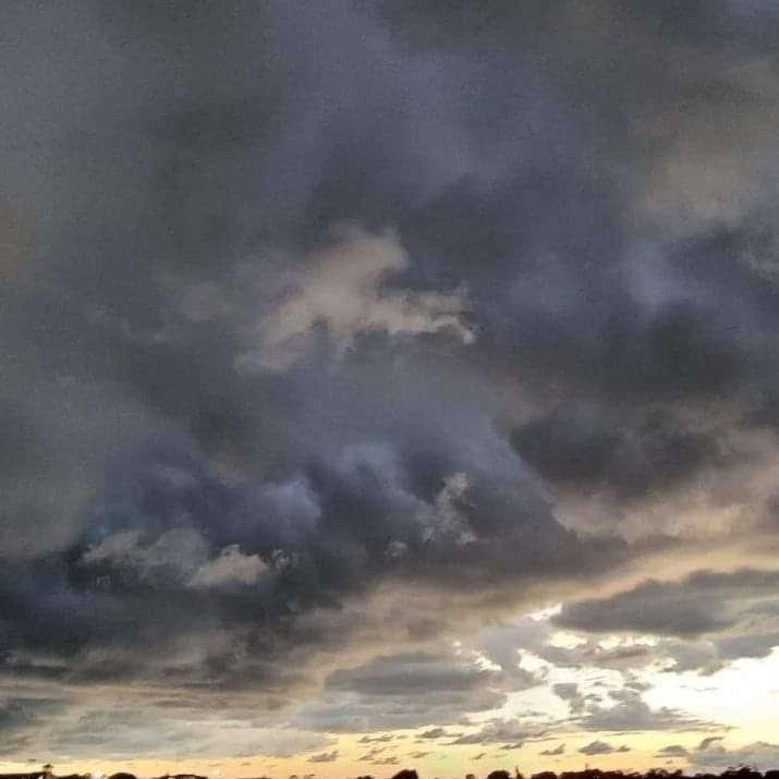 april_aka_AP's tweet photo. Cloudscaping. #latergrams ๐ธ #SRQ โ๏ธ ๐ฅโ๏ธ๐ซ #views 8.24.22 #nightfall #sunset https://t.co/Qg6SHnGKkS