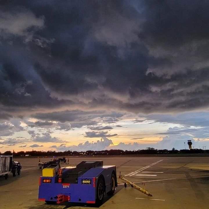 april_aka_AP's tweet photo. Cloudscaping. #latergrams ๐ธ #SRQ โ๏ธ ๐ฅโ๏ธ๐ซ #views 8.24.22 #nightfall #sunset #I https://t.co/7dzJddyMdz