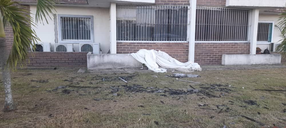 ALERTA171BOL's tweet photo. #CiudadGuayana  4:43 pm. Informativo : 
Reportaron explosión por presunta deflagración de GLP, en una vivienda en el sector Terrazas del Aluminio, Mz. 15. Indican una lesionada: Marhyes Rodríguez (41), resultando con quemaduras de 1er y 2° Grado. Trasladada al Hospital Militar. https://t.co/ij9JyPsbFN