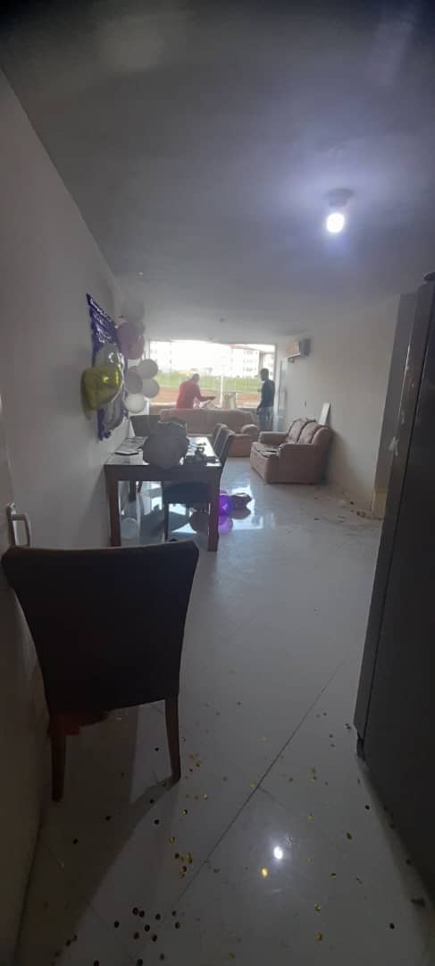 ALERTA171BOL's tweet photo. #CiudadGuayana  4:43 pm. Informativo : 
Reportaron explosión por presunta deflagración de GLP, en una vivienda en el sector Terrazas del Aluminio, Mz. 15. Indican una lesionada: Marhyes Rodríguez (41), resultando con quemaduras de 1er y 2° Grado. Trasladada al Hospital Militar. https://t.co/ij9JyPsbFN