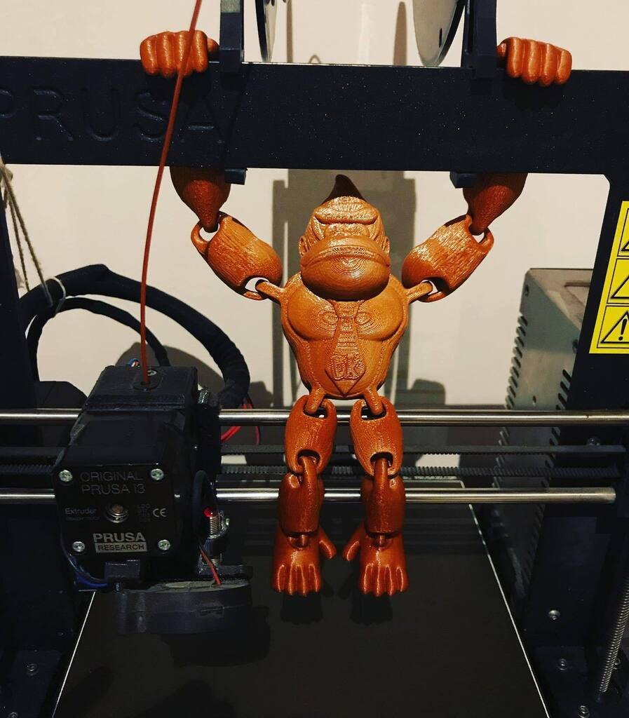 FedeMerello's tweet photo. Mascota nueva para la Prusita 🦍 Donkey Kong #prusa #prusai3mk2s #grilon3 #printalot #3dprinted #3dprotoprinting #donkeykong https://t.co/BbbtWairuw