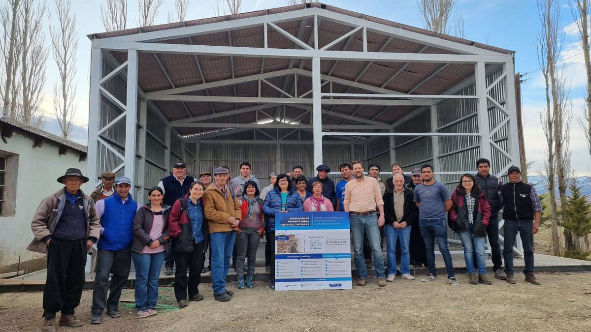 SecProdeIndNqn's tweet photo. Visita a la AFR Costa del Curi Leuvú del Pje. Aquihueco. Avances proyecto #PISEAR q beneficia a 22 familias c una inversión de más de 10 millones de pesos c obras comunitarias y prediales.
@AmaliaSapag
@FLR_NQN https://t.co/0IJiTJUn5L