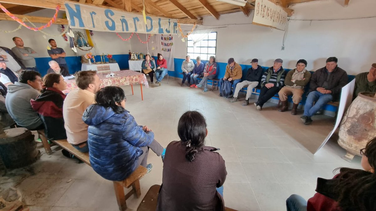 SecProdeIndNqn's tweet photo. Visita a la AFR Costa del Curi Leuvú del Pje. Aquihueco. Avances proyecto #PISEAR q beneficia a 22 familias c una inversión de más de 10 millones de pesos c obras comunitarias y prediales.
@AmaliaSapag
@FLR_NQN https://t.co/0IJiTJUn5L