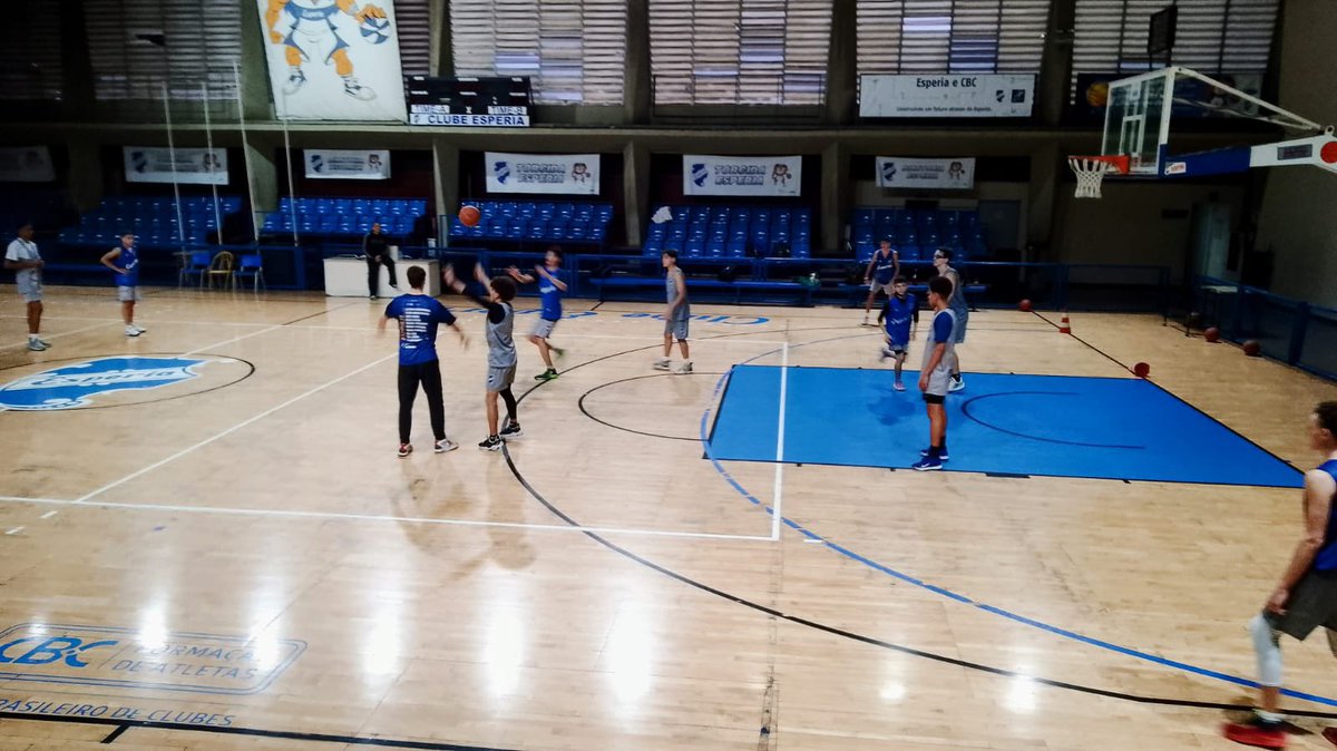 tv_esperia's tweet photo. Foi realizado nesta quarta-feira (31), no Clube Esperia, o treino de basquete masculino, da categoria sub-15, orientado pelo professor Rafael.
Valeu, rapaziada!

📸: Reprodução/ @felixsimplicio
📝: Reportagem/ @lucca_fazzi
#esperia #datafootweb https://t.co/TAivtejMoO