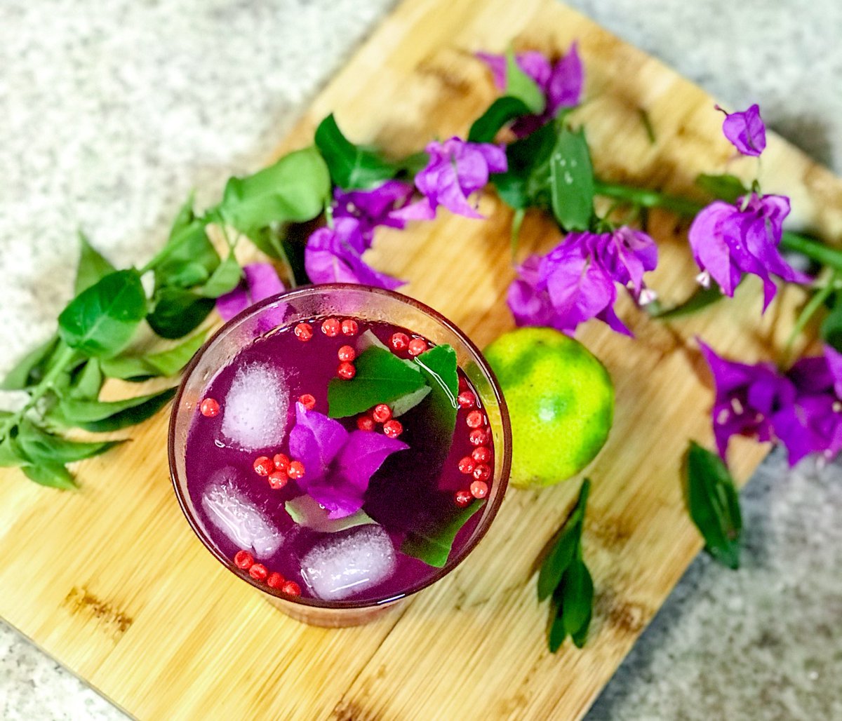 Alguém sabe que planta é essa??? 👁

Poooois postei um #drink gostoso dessa plantinha, vem veeer 🌺 
instagram.com/reel/Ch8PkUHpI…