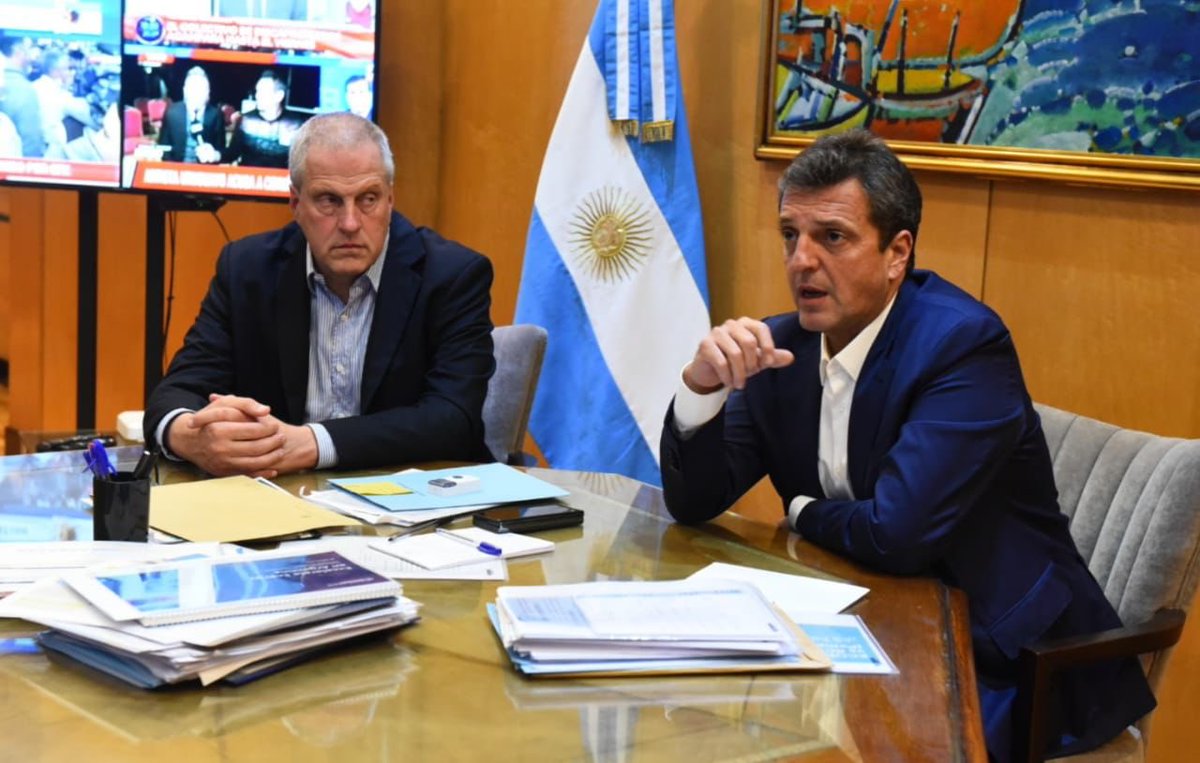 Nos reunimos con <a href="/SergioMassa/">Sergio Massa</a> y <a href="/cteracta/">CTERA</a> y reafirmamos el compromiso de comprar y distribuir el millón de netbooks planificadas y adjudicadas y continuar conectando a los estudiantes de la educación pública en el marco del programa #ConectarIgualdad.