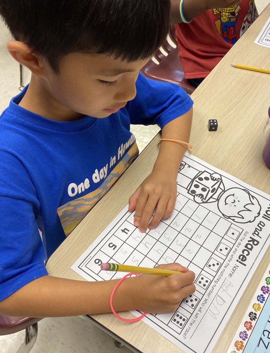 AmyBlackwell22's tweet photo. Practicing number formation with some simple roll and race! 🎲 #simplebutfun #kindergarten #numberformation https://t.co/kYQbDqBiKn