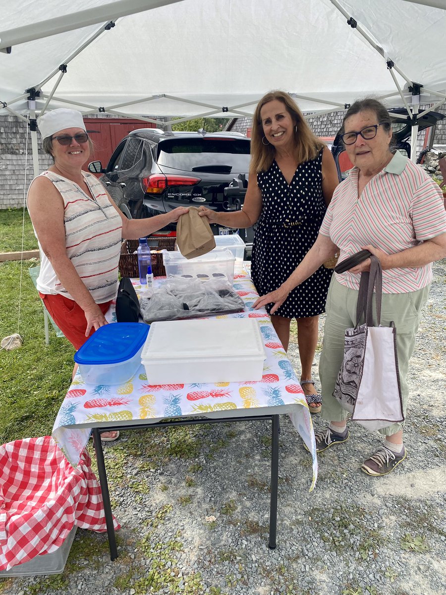 LoreleiNicoll's tweet photo. So wonderful to see everyone today at the @coleharbourfarm Market. Thanks for the delicious treats @katmacph_kathy . Glad I got there in time to snag the last two muffins 😊 

And it’s always nice to catch up with Elizabeth Corser. https://t.co/jqUVEP6Ot7