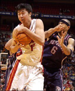 ObsNBAFacts's tweet photo. Fact #127: The player with the closest first and last name to the top of the alphabet is Alaa Abdelnaby. The player closest to the end is Wang Zhizhi (career averages): 

@alaatweets: 5.7, 3.3, 0.3, 50.2% FG, 256 GP, 12.5 MPG

Wang Zhizhi: 4.4, 1.7, 0.3, 41.7% FG, 137 GP, 9.2 MPG https://t.co/zJ0AAfJgRy
