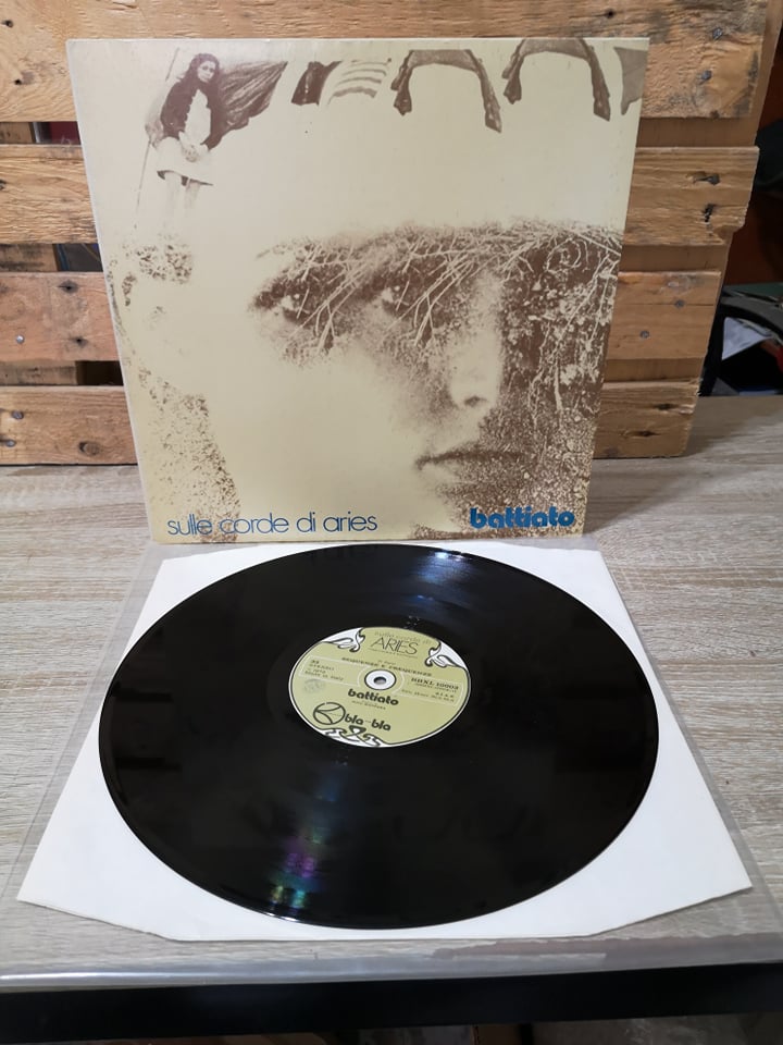 APingerna's tweet image. Una bellissima prima stampa in condizioni piu' che buone (vg+) Il favoloso "Sulle corde di Aries" di #FrancoBattiato su etichetta Bla Bla. Chi si vuole fare un bel regalino per tirare su il morale prima di riprendere il lavoro?