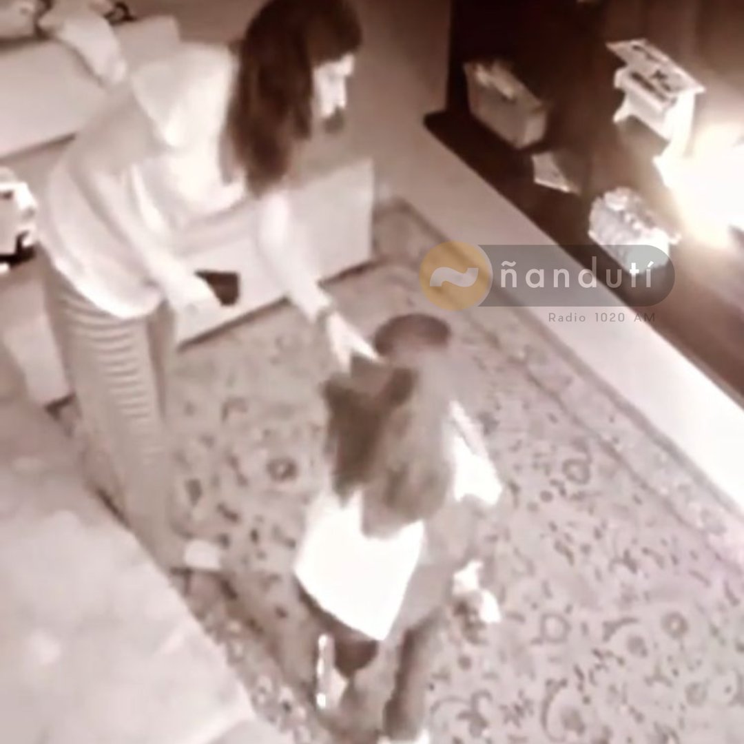 nanduti's tweet photo. 🔴Terrible maltrato a una niña

Una madre denunció en sus redes sociales que su hija era cruelmente maltratada por la nueva pareja de su padre.

Según cuenta la mujer, le sacaron a la niña para que vaya a vivir con el papá  #1020AM https://t.co/vfQMxs97up