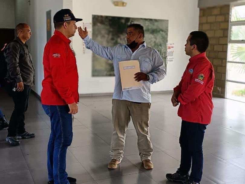 FreddyBernal's tweet photo. Después de Instalar el Congreso Nacional de Servicios Públicos en #Táchira, el Min. de Transporte, @rvaraguayan, visitó el Puente Binacional de Tienditas, Francisco de Paula Santander y Simón Bolívar, donde evaluó sus estructuras para la próxima apertura comercial fronteriza. https://t.co/GQy3oT6BtP