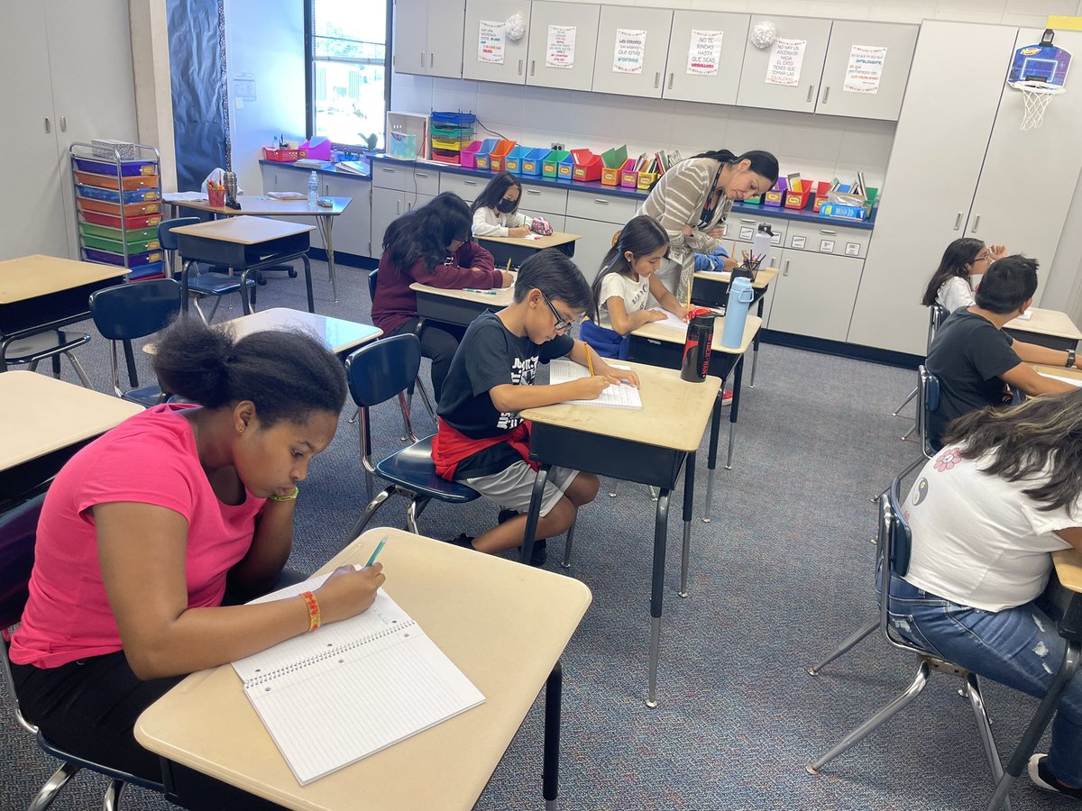 ELD Writing time featured students practicing writing complex sentences by identifying the who and what in the visual prompt. <a href="/LSLions18/">Lincoln School</a> <a href="/D15Schools/">Community Consolidated School District 15</a> #ProudToBe15 #multilingual