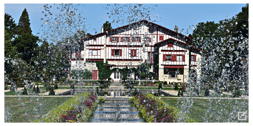 🌹🎩Au mois de septembre, la Villa Arnaga est ouverte tous les jours de 9h30 à 12h30 et de 14h à 18h (le 06/09 : fermeture du site le matin)🙂 Pour préparer au mieux votre visite, n'hésitez pas à consulter notre site web➡ arnaga.com #EdmondRostand #musée #paysbasque