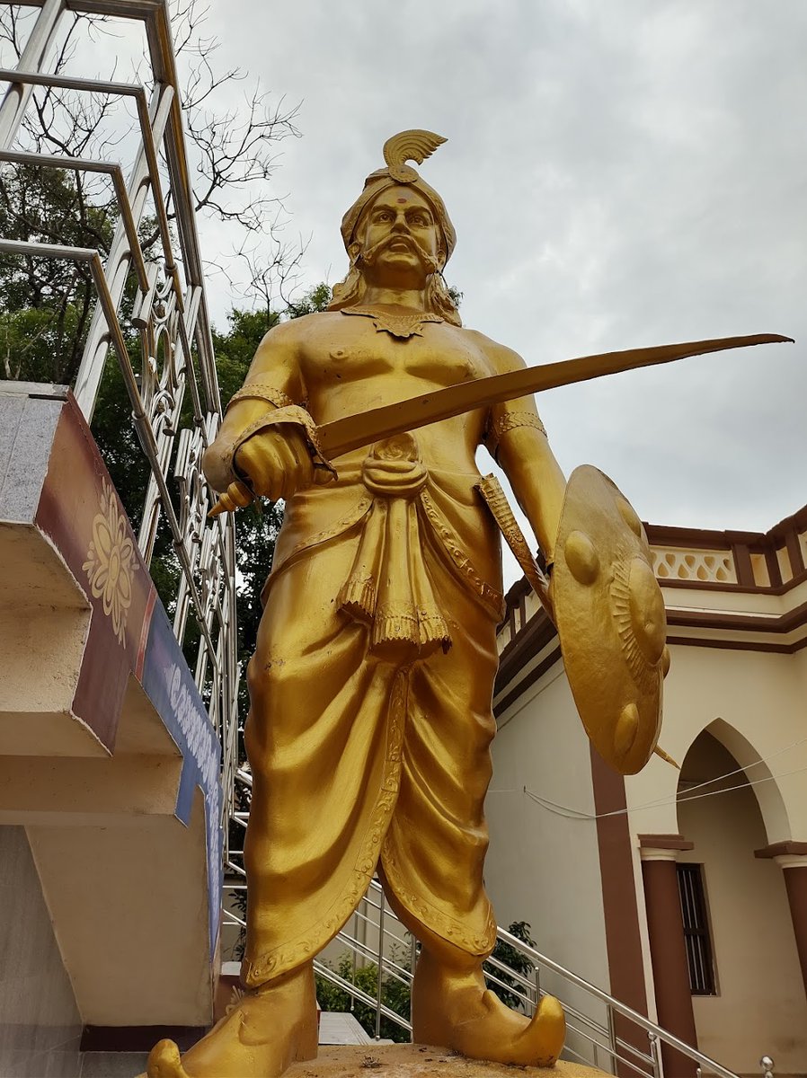 ArunpandianA4's tweet image. தாய் நாட்டின் சுதந்திரத்திற்காக தன் இறுதி மூச்சுவரை போராடிய தமிழ் உலகின் பெரும்பாட்டன் #பூலித்தேவர் அவர்களின் பிறந்தநாளான இன்று பாட்டனின் வீர தீர செயல்களை எண்ணி பெருமைக் கொள்வோம் 
#பூலித்தேவர்_ஜெயந்தி
@DrGunasekarAC @sethulogin @Rajesh10265154 @PooraniNachiyar @kallar_1