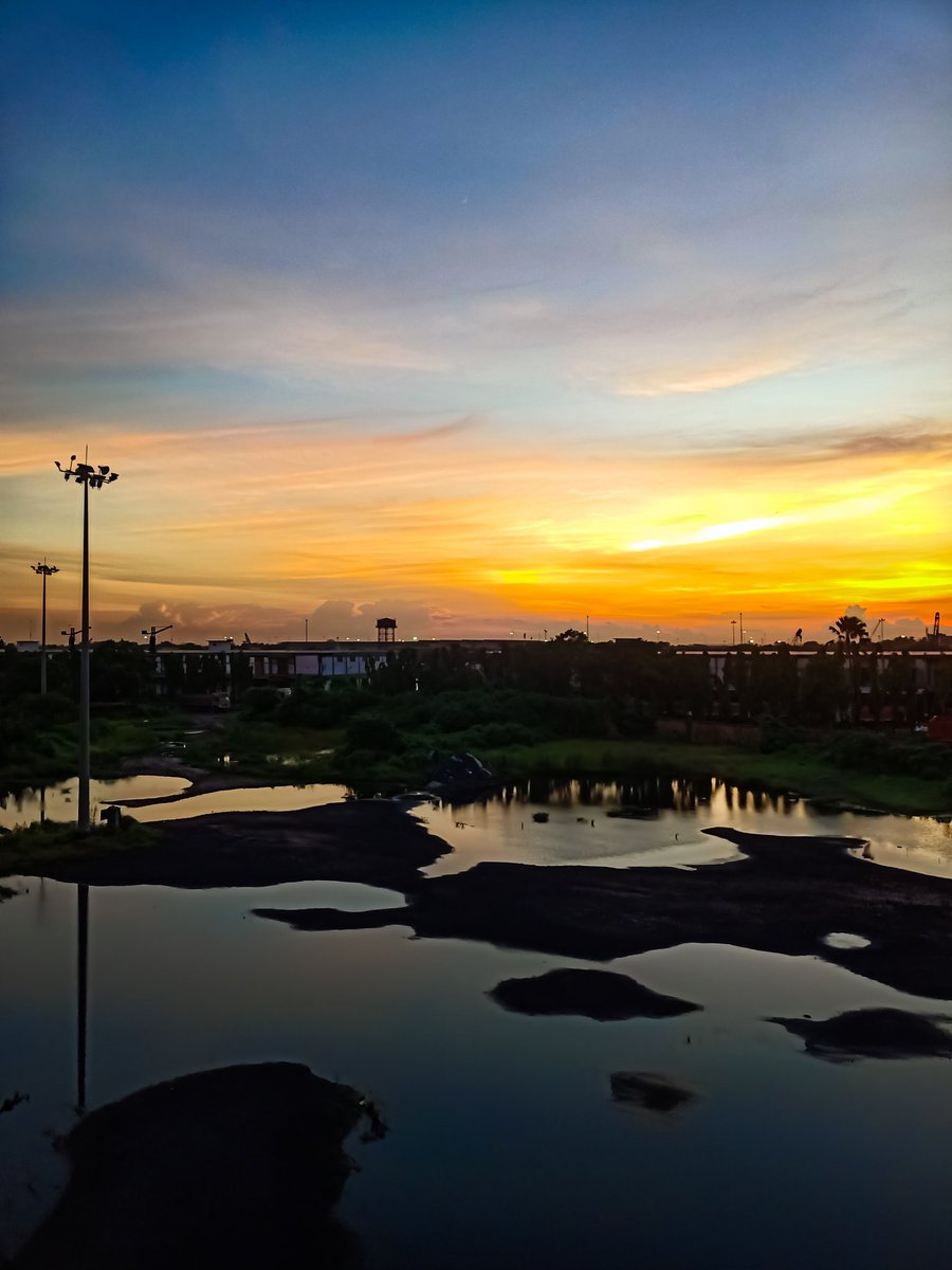 kolkatarise's tweet photo. Sunset Over The Khidderpore Dockyard in Kolkata, WB, India 🇮🇳

Follow me on Instagram for more. @kolkatarise 

#sunset #sunsetphotography #sunsetlovers #sunsetcolors #Kolkata #silhoutte #NFTs #nftart #NFTartist #NFTartwork #NFTdiscord 

Thanks for watching.
Have a great day..!! https://t.co/GrbdiG0hEA
