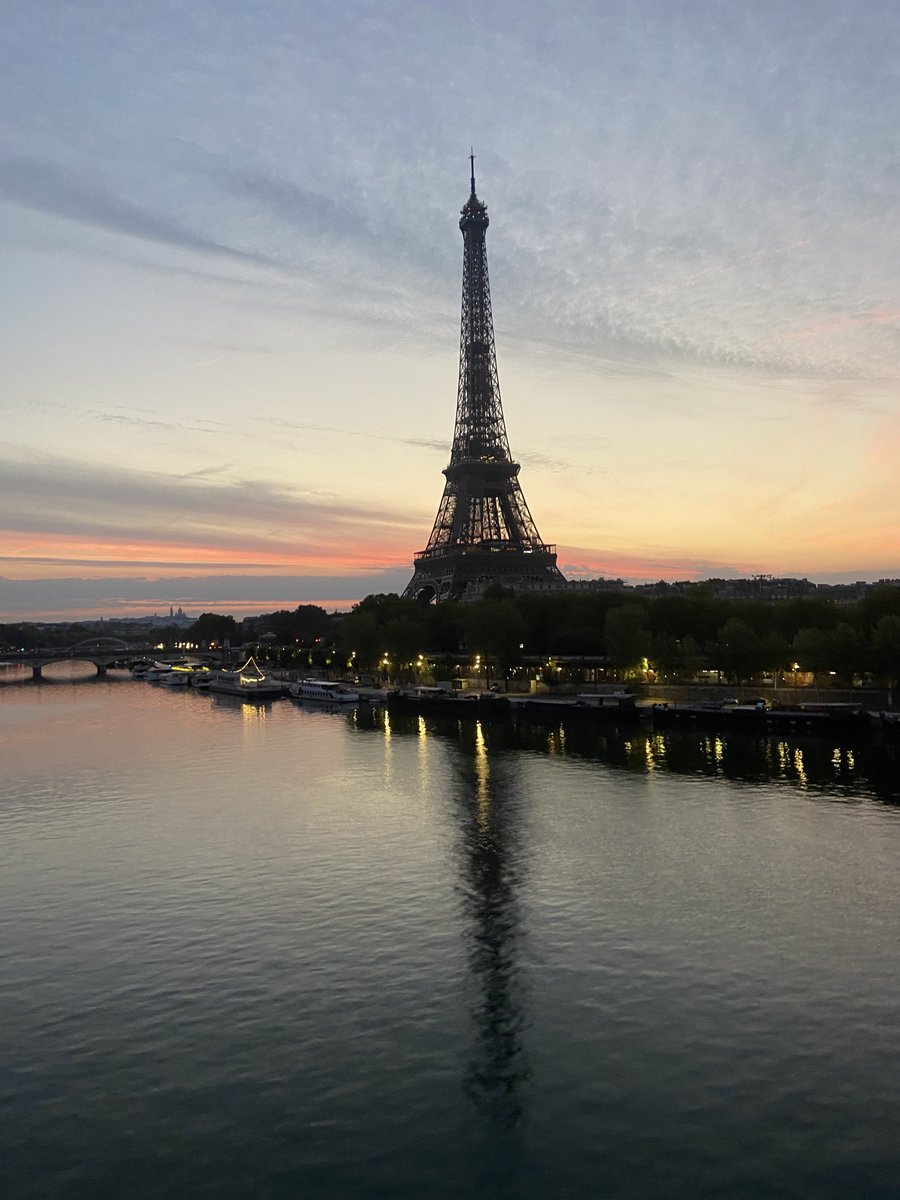 fannyguinochet's tweet image. Merveille matinale. Bonne rentrée aux 12 millions d’élèves, surtout ceux qui ont déjà mal au ventre  !  Pensées pour les parents aussi :-) 💙💛